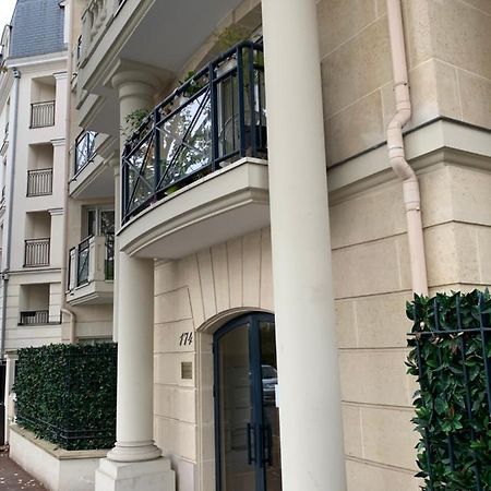 Apartamento Lieu De Ressourcement A Robinson Le Plessis-Robinson Exterior foto